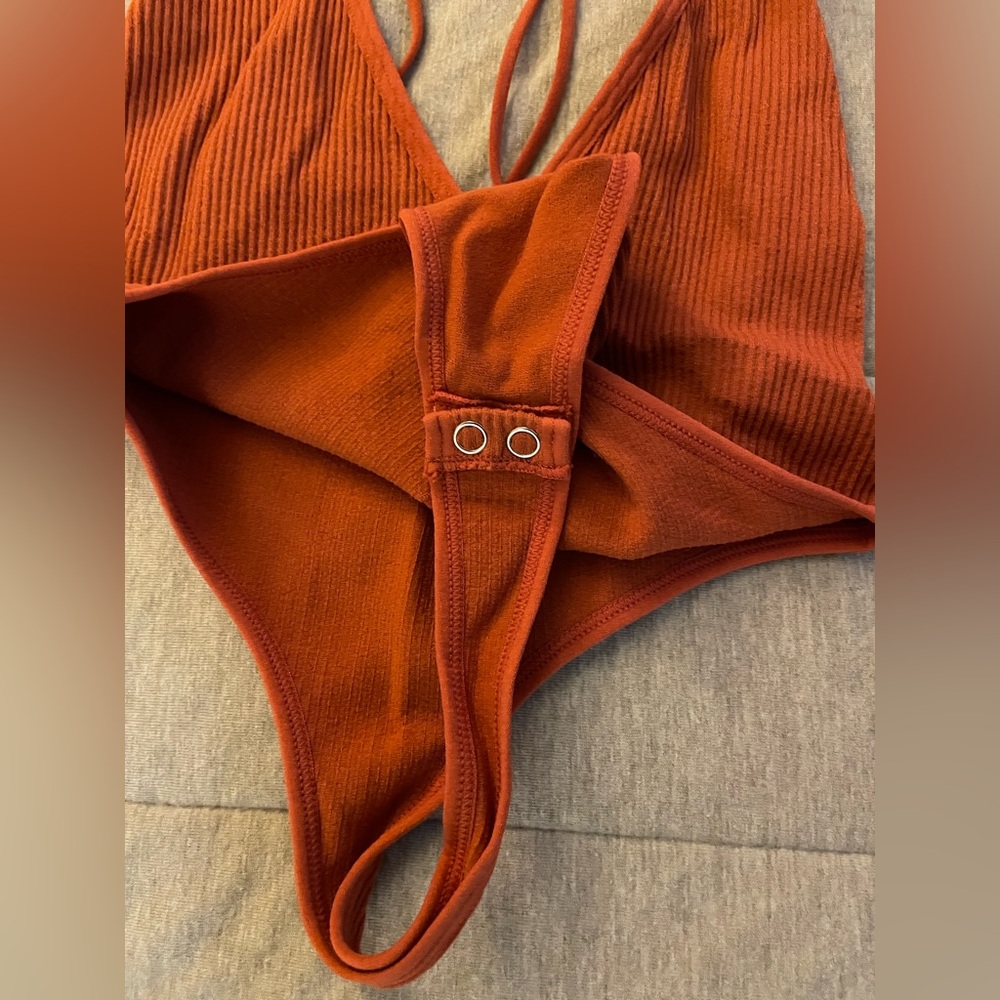 High cut V neck bodysuit xs - Picture 5 of 9